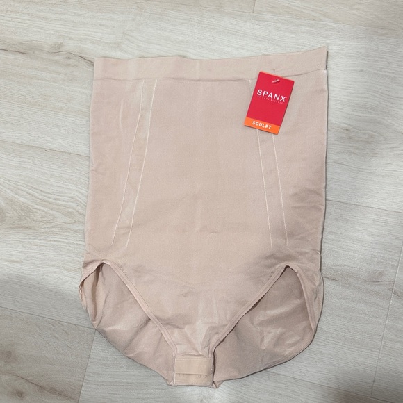 SPANX Women's High Waist Cream Shorts - Picture 1 of 4